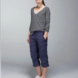Lululemon Athletica Dance Studio Mid-Rise Cropped Pant in True Navy. Size 8